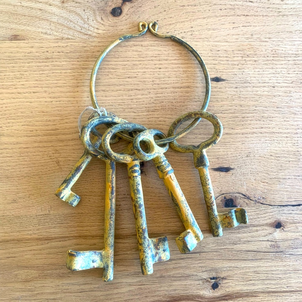 1 Set Vintage Cast Iron Yellow Distressed Key Garden Decoration Heavy Duty Metal